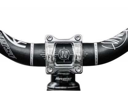 Potencia REVERSE COMPONENTS BLACK ONE D-2 Titanium plateada — vista frontal montada en la bicicleta
