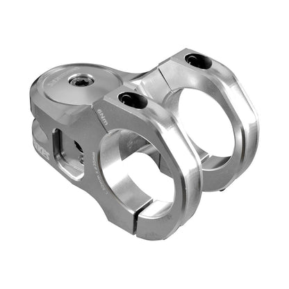 Potencia DMR DEFY50 con elevación de 5mm plateada — vista principal sobre fondo blanco