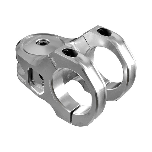 Potencia DMR DEFY50 con elevación de 5mm plateada — vista principal sobre fondo blanco