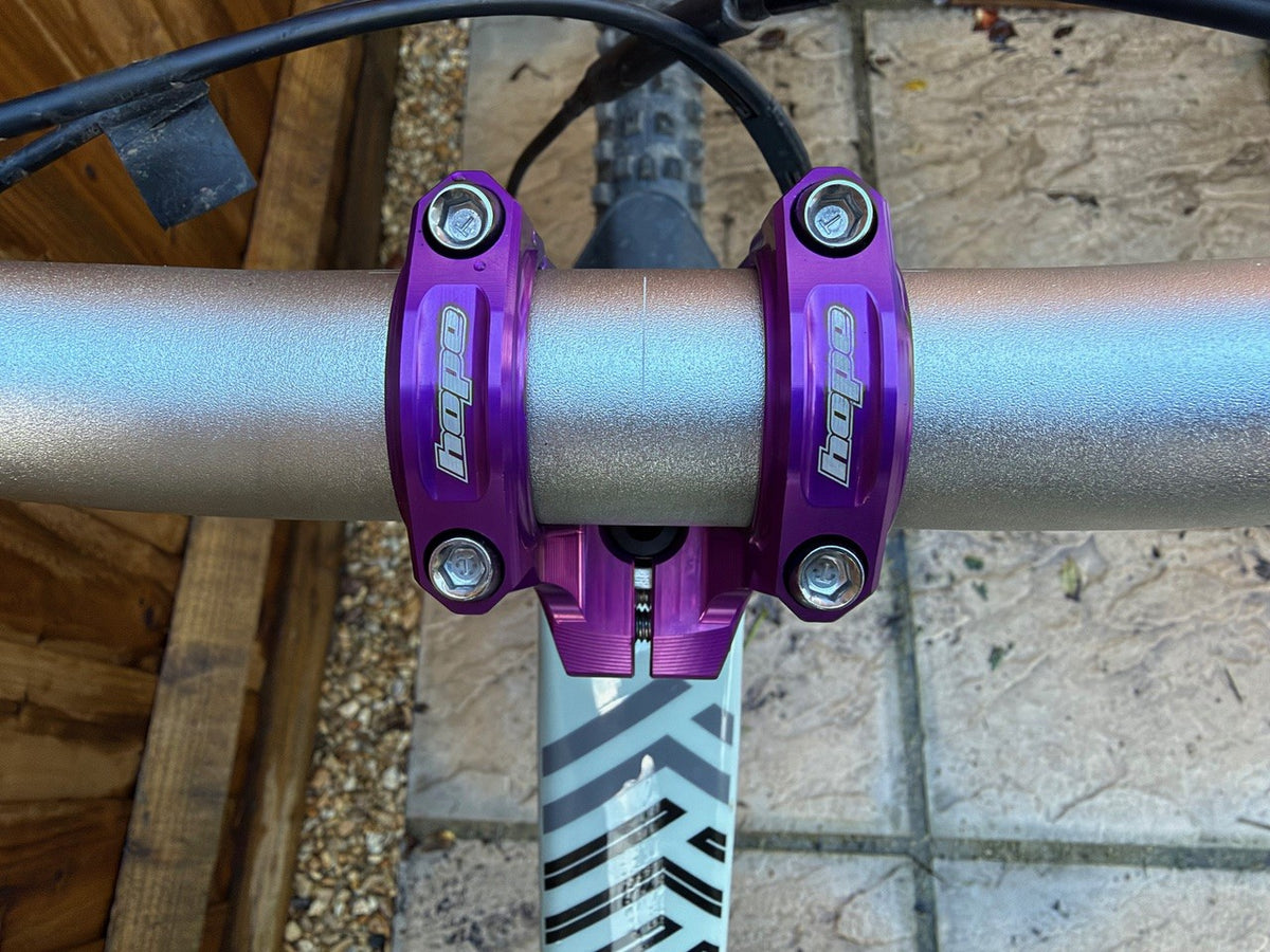 Potencia HOPE GRAVITY 20 mm violeta — vista superior montada en un manillar