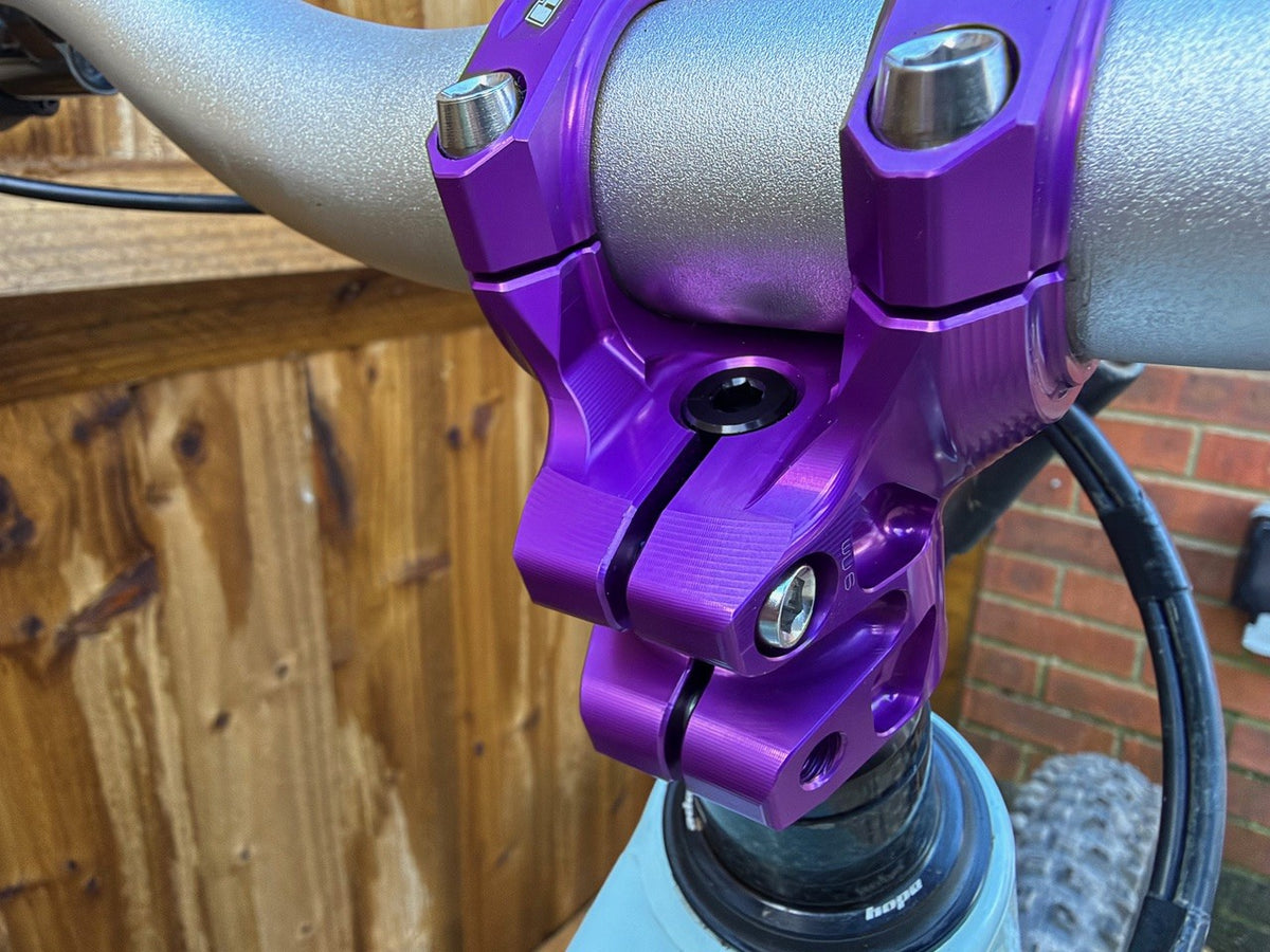 Potencia HOPE GRAVITY 20 mm violeta — vista trasera montada en un manillar