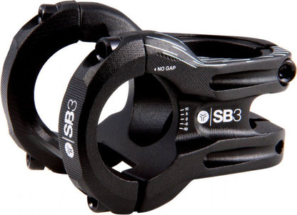 Potencia SB3 KROMA negra/azul — vista lateral en tres cuartos con detalles azules