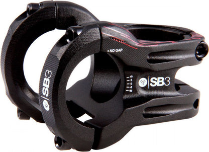 Potencia SB3 KROMA negra/roja — vista lateral en tres cuartos con detalles rojos