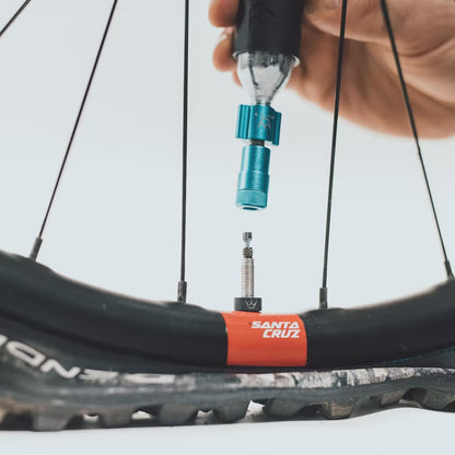 Inflador CO2 PEATY'S HOLESHOT ROAD/GRAVEL + 2 Cartuchos CO2 Roscado 16 g Negro