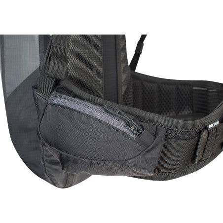 Mochila con protector dorsal EVOC FR LITE RACE 10 L, gris