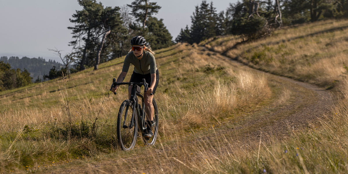 Sillín ERGON SR Allroad Pro para mujer montado en una bicicleta de gravel